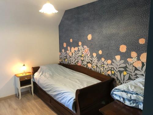 sypialnia z łóżkiem z kwiatową ścianą w obiekcie My Emerald Lake w mieście Tresserves