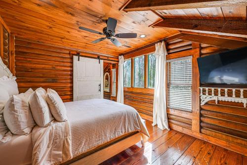 um quarto com uma cama e uma televisão de ecrã plano em Stunning Georgia Cabin with Private Hot Tub and Views em Tiger