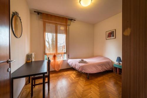 una piccola camera con letto e finestra di Very nice Apartment Padova Centre a Padova