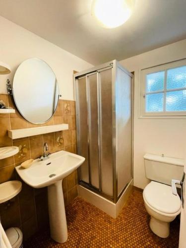 une salle de bain avec une douche, un lavabo et des toilettes dans l'établissement Résidence C26-tregastel - Appartement dans villa à 100 mètres de la plage MAE-3034, à Trégastel