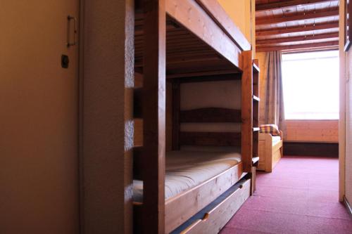 Ce lit superposé se trouve dans un dortoir doté d'une fenêtre. dans l'établissement Résidence Lac Blanc - VAL THORENS location: studio pour 4 personnes oriénté sud ouest résidence Lac Blanc MAE-9050, à Val Thorens