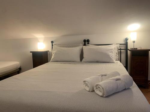 um quarto com uma cama com toalhas em Moretti Mountain House - Relax in Nature em Gorreta