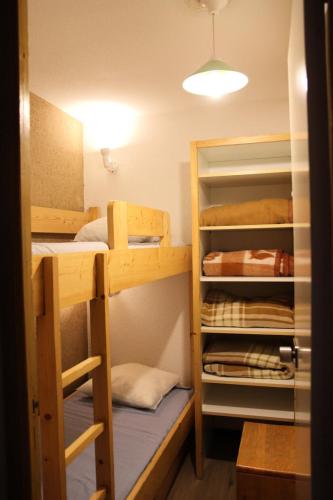 Cette petite chambre comprend des lits superposés. dans l'établissement Résidence Arcelle - VAL THORENS location: Confortable appartement dans la rue piétonne MAE-9060, à Val Thorens