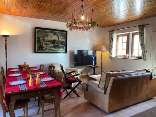 un salon avec une table et un canapé dans l'établissement Résidence D06-tregastel - Découvrez Torr Penn nichée dans les rochers roses MAE-1741, à Trégastel