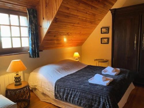 une chambre avec un lit avec deux serviettes dessus dans l'établissement Résidence D06-tregastel - Découvrez Torr Penn nichée dans les rochers roses MAE-1741, à Trégastel