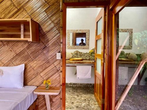 ein kleines Zimmer mit einem Bett und einem Spiegel in der Unterkunft Impresionante vista 360 I Cochapunko Ayampe 3 in Ayampe