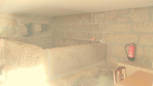 esquina de una habitación con una pared de piedra en Casa da Lagiela rural senses, en Fafe