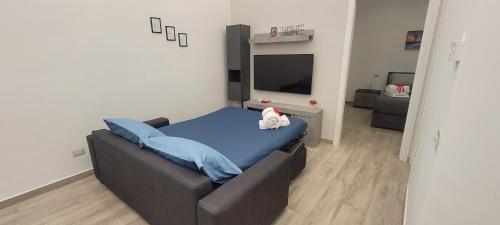 Erre Home في نابولي: غرفة نوم مع سرير وبطانية زرقاء