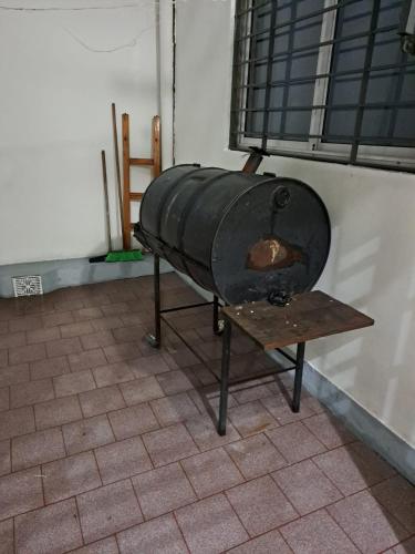 Huoneiston asiakkaiden käytettävissä oleva grilli
