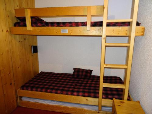un lit superposé avec un matelas à carreaux et une échelle dans l'établissement Résidence Pierra Menta - Studio 5 personnes proche des pistes et des commerces dans le village du Charvet à Arc 1800 MAE-1754, à Arc 1800