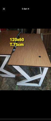 una mesa de madera en la parte superior de un piso en RISKY HOUSE, en Sampit