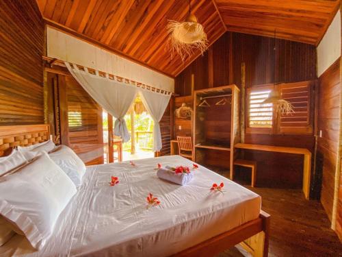 a bedroom with a bed with flowers on it at Villa Caravelas Praia de Moitas in Amontada
