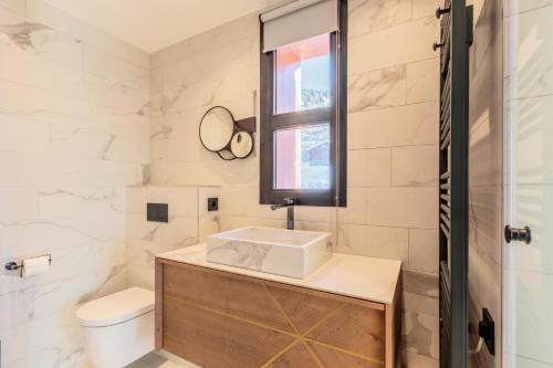 een badkamer met een wastafel en een toilet bij Nouveau - LES ARCS 1800 - APPARTEMENT NEUF - LES CRISTAUX A20 - 3 PIECES 6 PERSONNES in Arc 1800