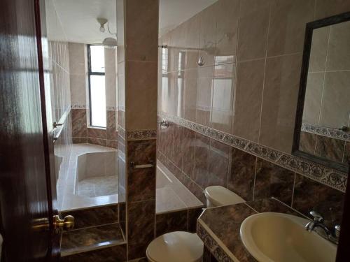 Ένα μπάνιο στο Apartamento Tranquilo y Espacioso cerca de Quito