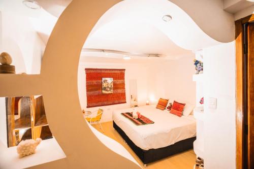 een slaapkamer met een bed in een kamer bij RumiUma Boutique Hotel in Cuzco