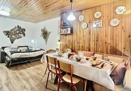 a dining room with a table and chairs and a bed at Résidence Le Rosset - 2 Pièces pour 4 Personnes 23 in Tignes