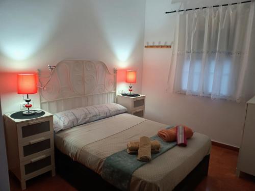 アヤモンテにあるApartamento 1 dormitorioのベッドルーム1室(テディベア2匹のベッド1台付)