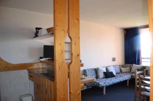 un salon avec un canapé et une table dans l'établissement Résidence Bequi-rouge - Appartement 2 pièces 5 personnes, proche des pistes, au cœur de la station d’Arc 1800 dans le village des Villards MAE-1920, à Arc 1800