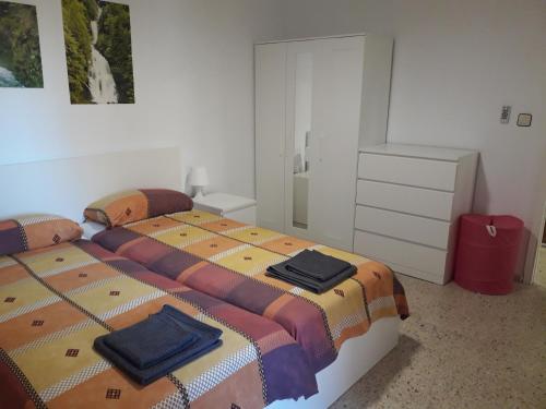 a bedroom with two beds with towels on them at Helle moderne Ferienwohnung 500m v.Meer in Almería