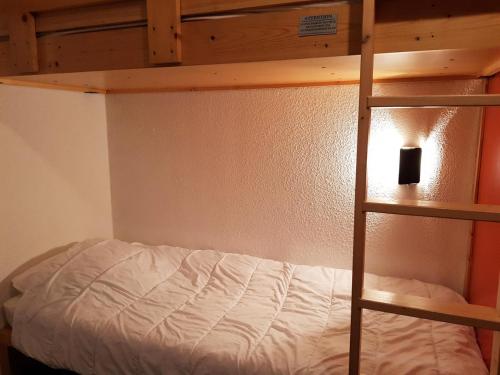 ein Schlafzimmer mit einem Etagenbett mit Leiter in der Unterkunft Résidence Bel Aval - Studio pour 4 personnes à Arc 2000 proche des pistes, des commerces et de la patinoire MAE-1965 in Arc 2000
