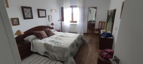een slaapkamer met een bed en een kamer met een raam bij Piso centro Ciudad Rodrigo cercano a la plaza in Ciudad-Rodrigo