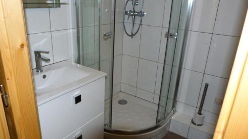 uma casa de banho com um chuveiro com um lavatório e um chuveiro em Résidence Tournavelles - Studio pour 3 Personnes 81 em Arc 1800