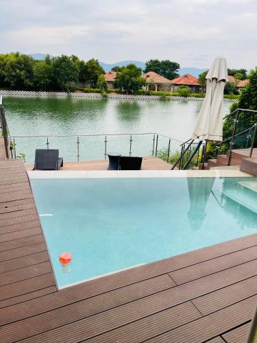 - une piscine avec vue sur une étendue d'eau dans l'établissement Lulanipho Abode, à Hartbeespoort