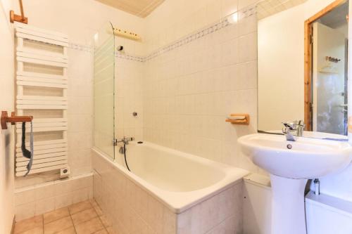 Kúpeľňa v ubytovaní Résidence Presles - Appartement duplex de charme 4 pièces 8 personnes à Vallandry dans un quartier calme et proche des pistes MAE-2004