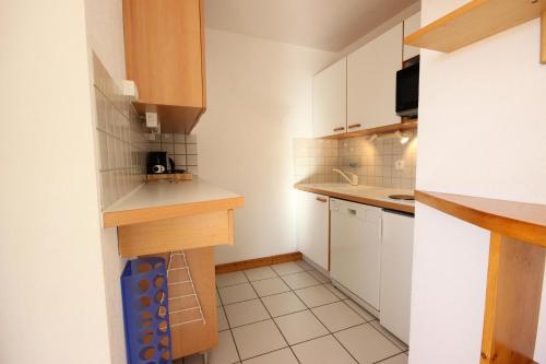 - une petite cuisine avec des comptoirs et des placards blancs dans l'établissement Résidence Presles - Bel appartement 3 pièces 7 personnes à Vallandry dans un quartier calme et proche des pistes MAE-2013, à Peisey-Nancroix