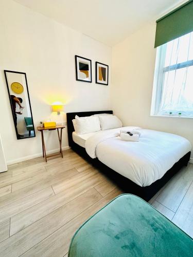 Un pat sau paturi într-o cameră la Central London apartment