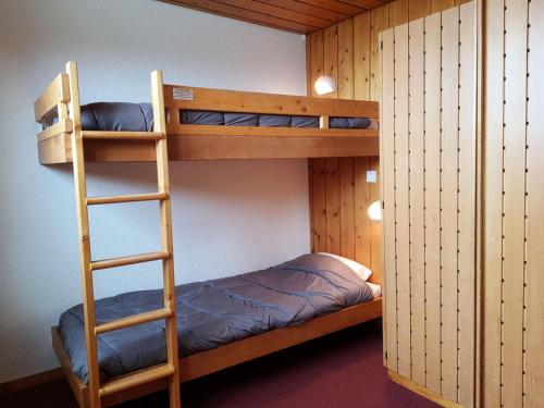 - un lit superposé avec une échelle dans une chambre dans l'établissement Résidence Haut De L'adret - Appartement 6 personnes à Arc 1600 proche des pistes et des commerces. MAE-2045, à Arc 1600