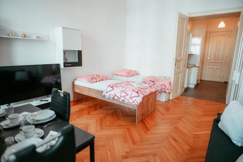 Raimond Apartment Top 12