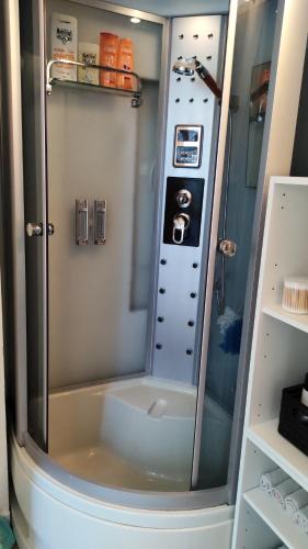 eine Dusche mit Glastür im Bad in der Unterkunft Homestay chez Lien proche RER B in Bures-sur-Yvette