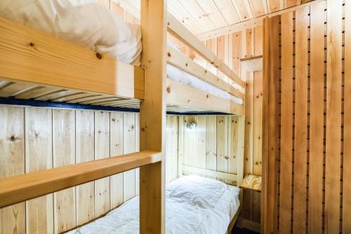 Ένα ή περισσότερα κρεβάτια σε δωμάτιο στο Résidence Cascade - Superbe studio cabine 5 personnes à Arc 1600, ski aux pieds et proche des commerces MAE-2066