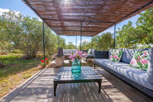 eine Terrasse mit einem Sofa und einem Tisch in der Unterkunft Finca Son Marimon in Santanyi