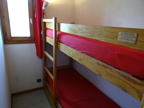 quelques lits superposés dans une chambre dans l'établissement Résidence Michailles - Studio 4 personnes à Vallandry en centre station et proche des pistes MAE-2108, à Peisey-Nancroix