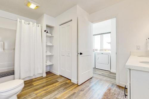 Un baño blanco con inodoro y lavabo. en Serenity Acres, en Douglas Center