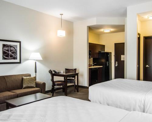 Un pat sau paturi într-o cameră la MainStay Suites Lufkin
