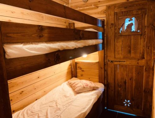 a bedroom with two bunk beds in a cabin at Résidence Les Charmettes - Studio pour 3 Personnes 51 in Arc 1600