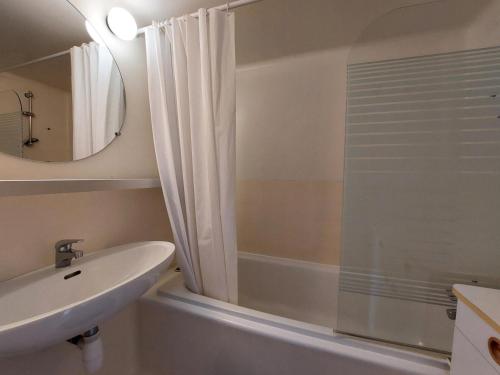 une salle de bain avec un lavabo et une douche dans l'établissement Résidence Nova - Appartement 3 pièces 7 personnes, proche des pistes, des commerces, de la garderie et de l'ESF au centre de la station d’Arc 180 MAE-2174, à Arc 1800