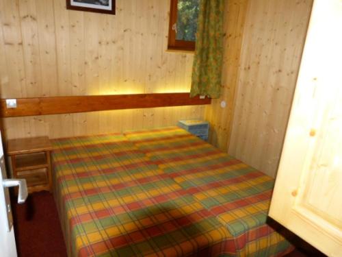 a bedroom with a bed with a plaid blanket at Résidence Ruitor Arc 1800 - Appartement 2 pièces 5 personnes dans une résidence calme, proche du télécabine dans le village de Charmettoger à Arc 1800 MAE-2190 in Arc 1800