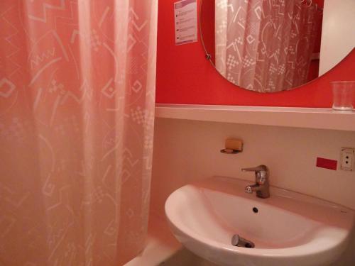 une salle de bain avec un lavabo et un miroir dans l'établissement Résidence Belles Challes - Studio 4 personnes à Arc 1800 skis aux pieds et proche des commerces dans le village du Charvet MAE-2200, à Arc 1800