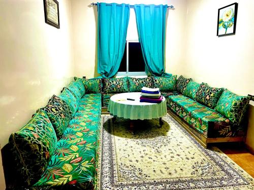 พื้นที่นั่งเล่นของ Hassan Host House with air conditioning