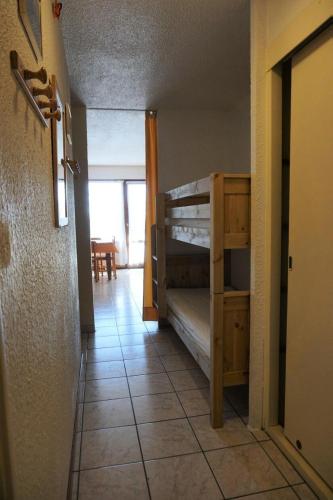 - une chambre avec des lits superposés et du carrelage dans l'établissement Résidence Roches Rousses B - studio box 5/6 personnes MAE-2776, à Orcières