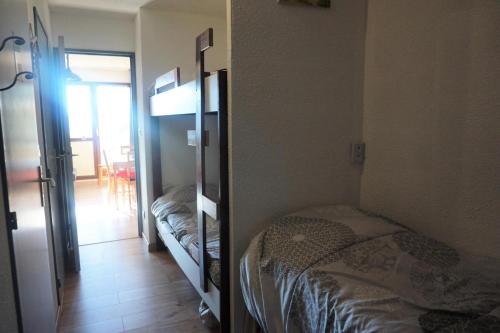 - une chambre avec un lit et une chambre avec un miroir dans l'établissement Résidence Plein Soleil Ii - studio cabine 4 personnes MAE-2800, à Orcières