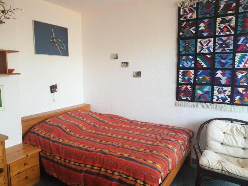 une chambre avec un lit et un tableau au mur dans l'établissement Résidence Roches Rousses A - 2 pièces 6 personnes MAE-2845, à Orcières