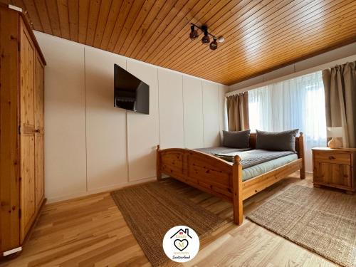 sypialnia z łóżkiem i telewizorem w pokoju w obiekcie Family M Apartments 6 w mieście Sempach