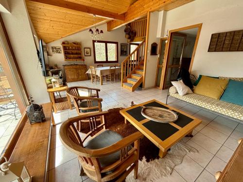 un salon avec un canapé et une table dans l'établissement Appartement plein sud - Thônes, à Thônes