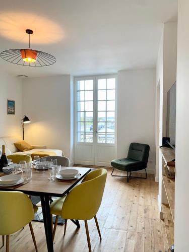 un salon avec une table et des chaises dans l'établissement Entre Loire et Château, à Amboise