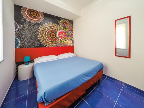 a small bedroom with a bed and a mirror at Settessenze Residence & Rooms in Agropoli